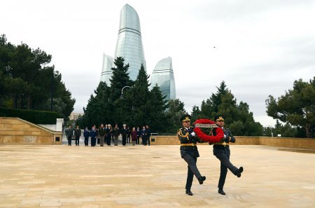 Amerikalı general Şəhidlər xiyabanında - Fotolar
