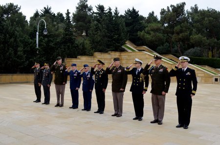 Amerikalı general Şəhidlər xiyabanında - Fotolar