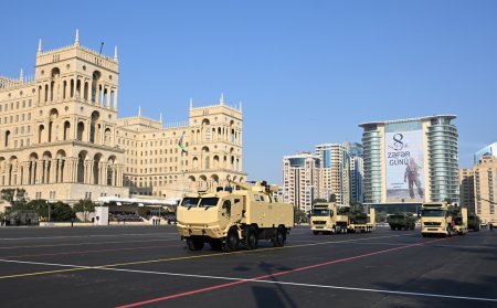 Paradda nümayiş etdirilən silah sistemləri, texnikalar və aviasiya vasitələri - Fotolar