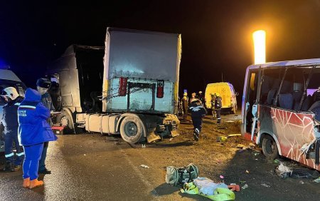 Rusiyada mikroavtobus və yük maşını toqquşub - Xeyli sayda ölən və yaralanan var