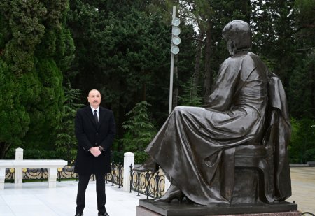 Prezident xanımı və qızı ilə Fəxri xiyabanda - Fotolar
