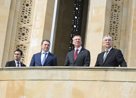 Latviya Prezidenti Fəxri və Şəhidlər xiyabanlarında - Fotolar - Yenilənib