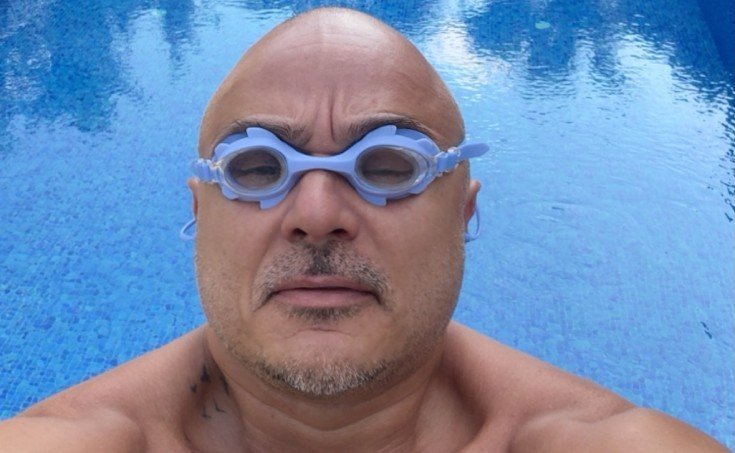 Xalq artisti hovuzdan foto paylaşdı
