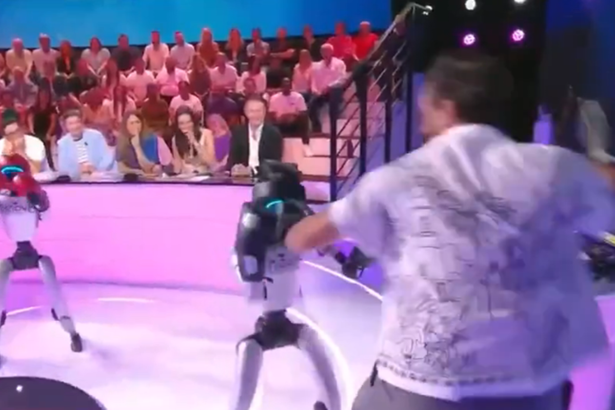 Efirdə robotlarla davaya çıxdı