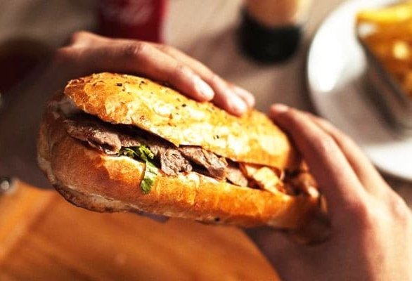 “Fast food” yeyən yeniyetmələr zəhərləndi
