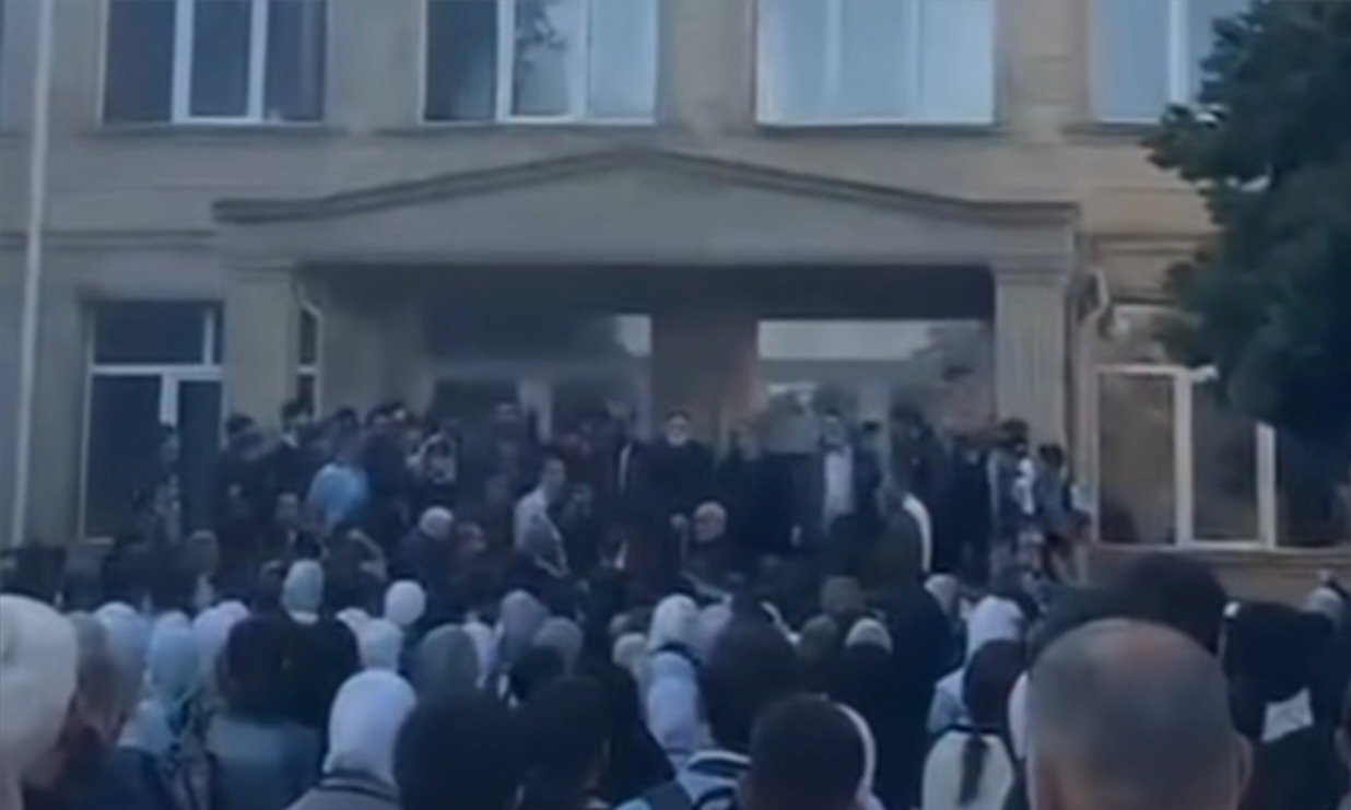 Məktəbli forması ilə bağlı qaydalara etiraz edən - 37 nəfər həbs olundu